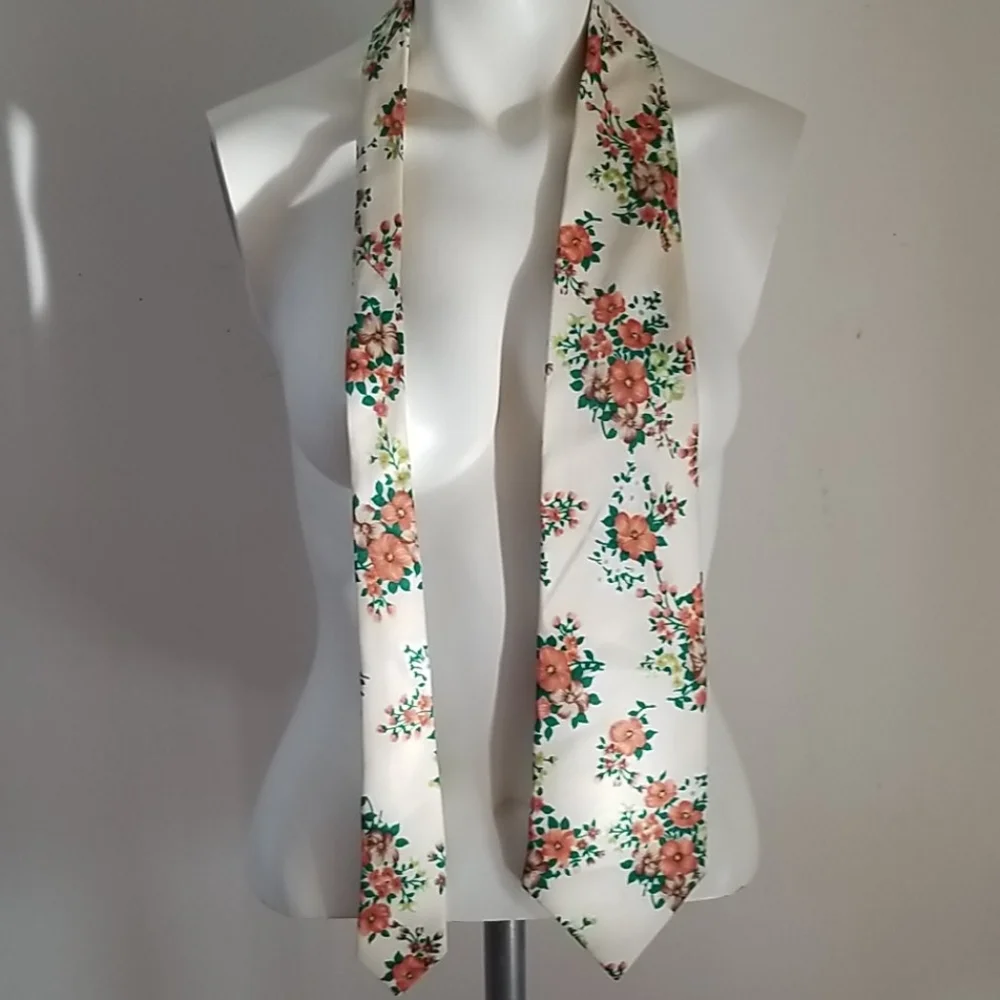 VTG Custom Tailored Fruit of the Loom Flowers Tie.